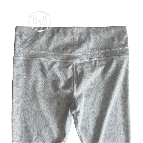 NWT Varley Crenshaw Legging Tight White Snake White Grey Python Animal Print - Picture 6 of 11